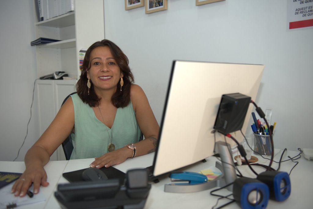 Wereal advisor smiling at her desk in the Alicante office