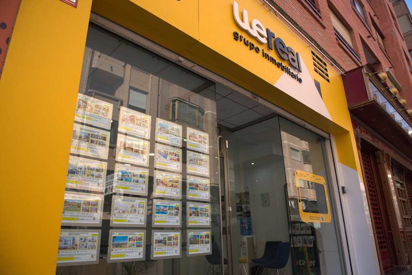 Wereal Grupo Inmobiliario adviser at a property industry event in Alicante