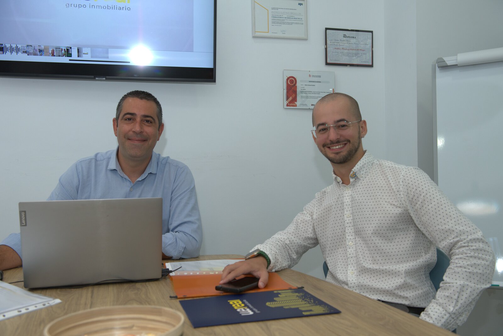 WeSeguros advisers reviewing a policy with a client at the Wereal office
