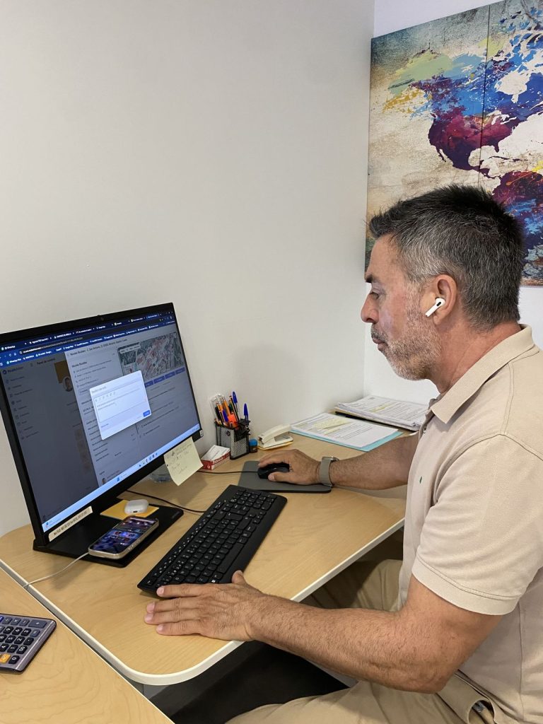 Wereal adviser reviewing a mortgage operation on his computer in Alicante