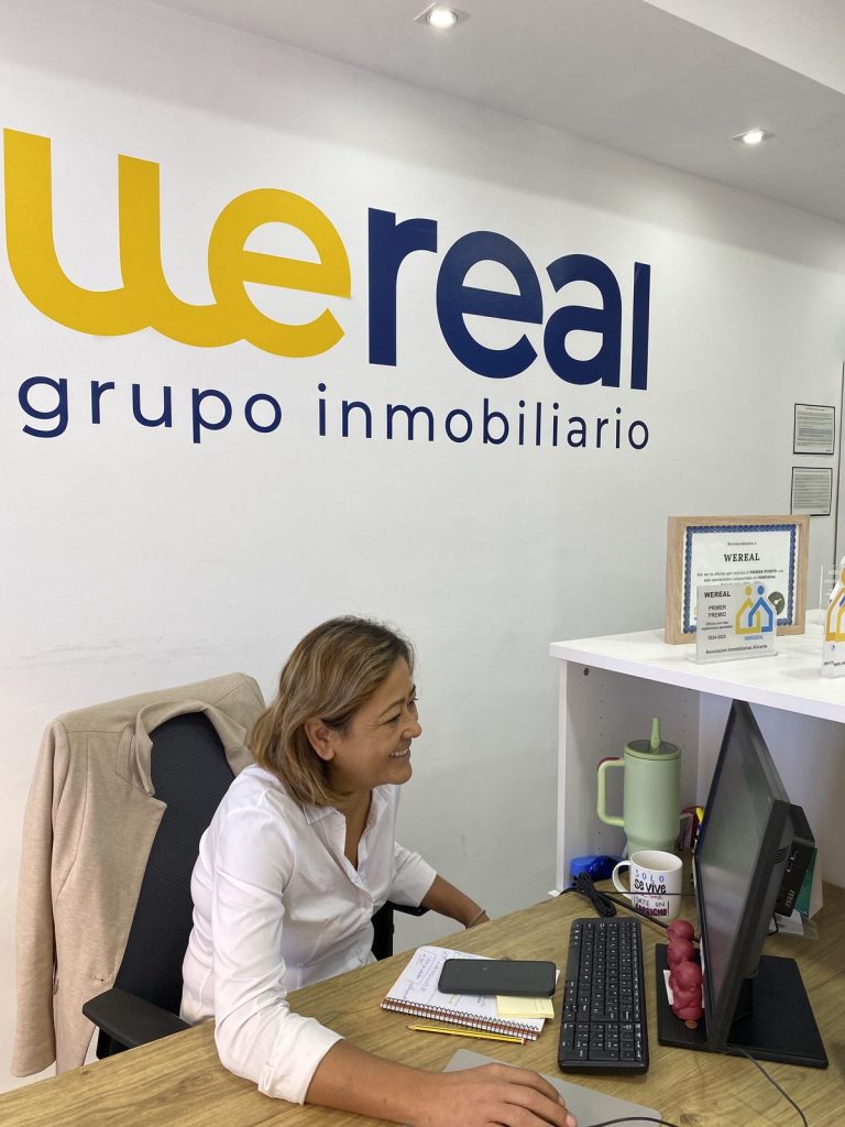 Wereal adviser attending to an owner who wants to sell their home in Alicante
