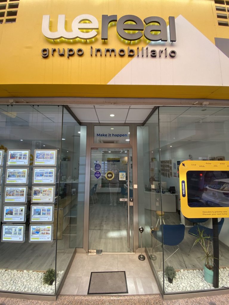Entrance to the Wereal Grupo Inmobiliario office on calle Arquitecto Morell in Alicante