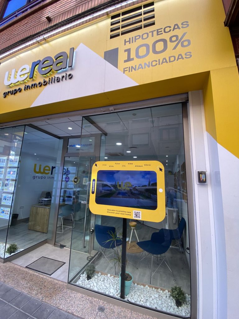 Front of the Wereal Grupo Inmobiliario estate agency on Calle Arquitecto Morell, Alicante