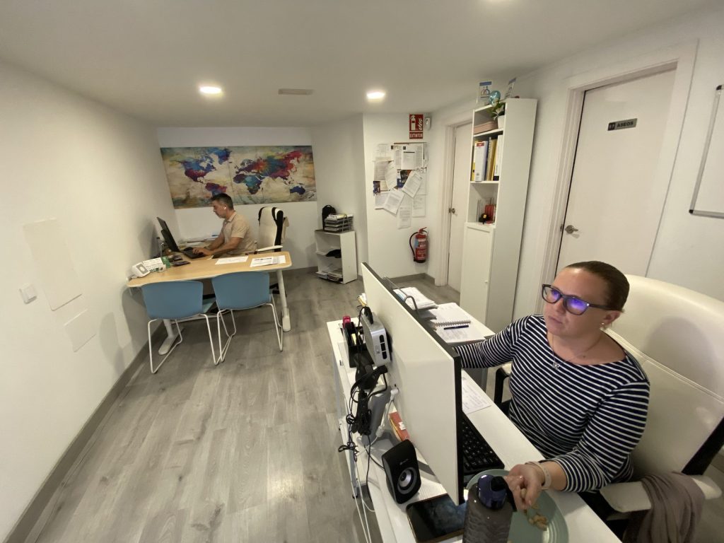 Wereal office in Alicante with the team of agents at their desks